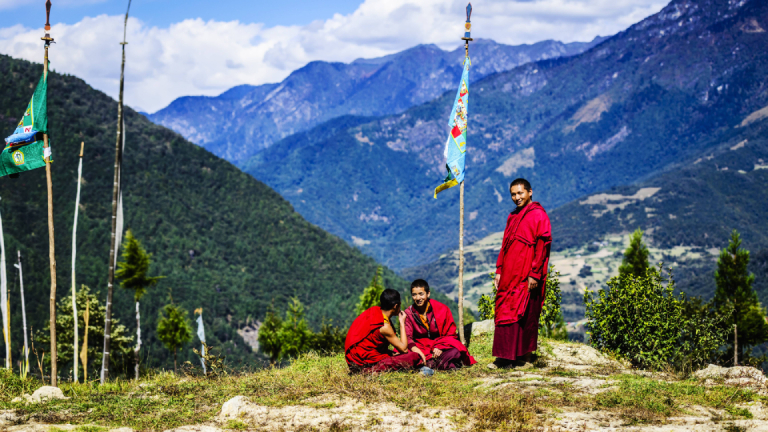 Viel Landschaft, wenige Menschen: Mönche in der bhutanischen Natur