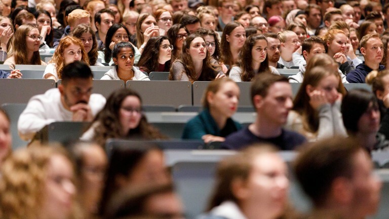 Studierende in einem Hörsaal.