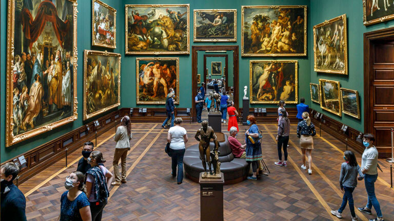 Gemäldegalerie Alte Meister in Dresden mit Museumsbesuchern