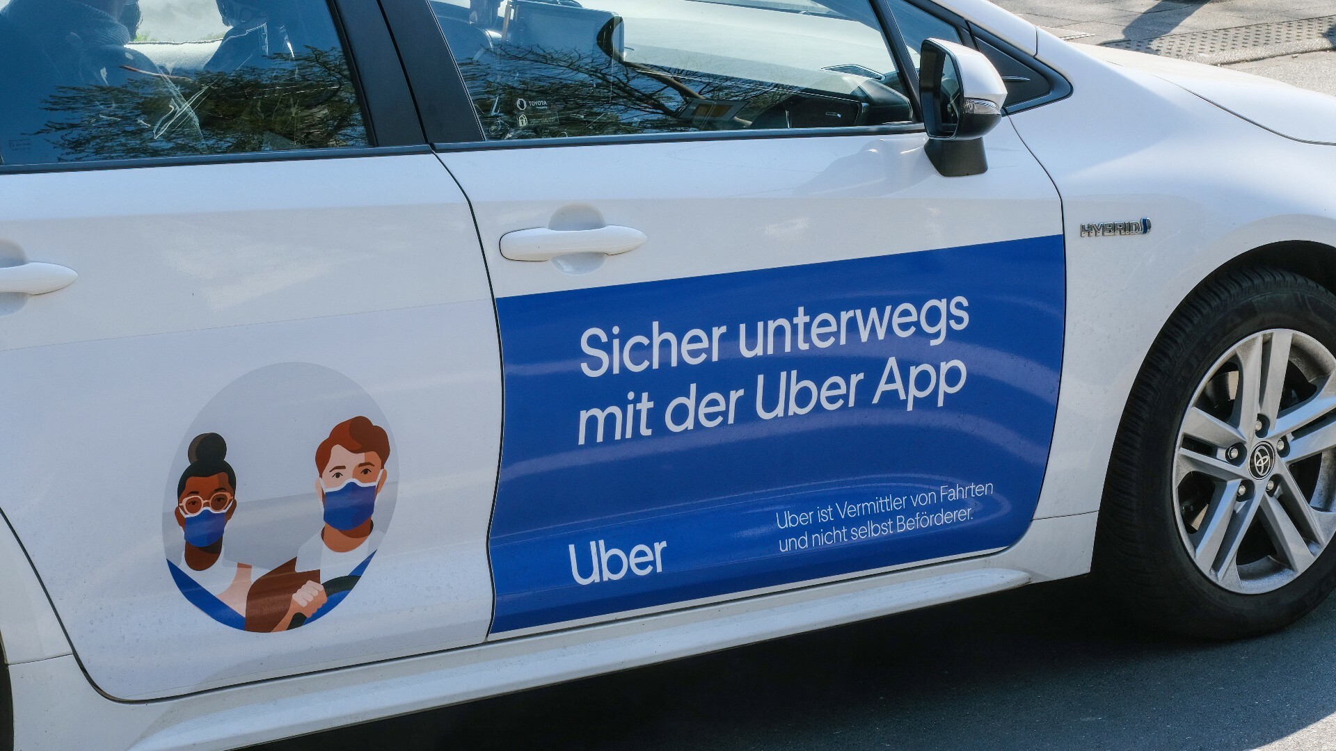 Düsseldorf 24.03.2022 Uber App Taxi Online-Vermittlungsdienste Personenbeförderung lizenziertes Mietwagenunternehmen