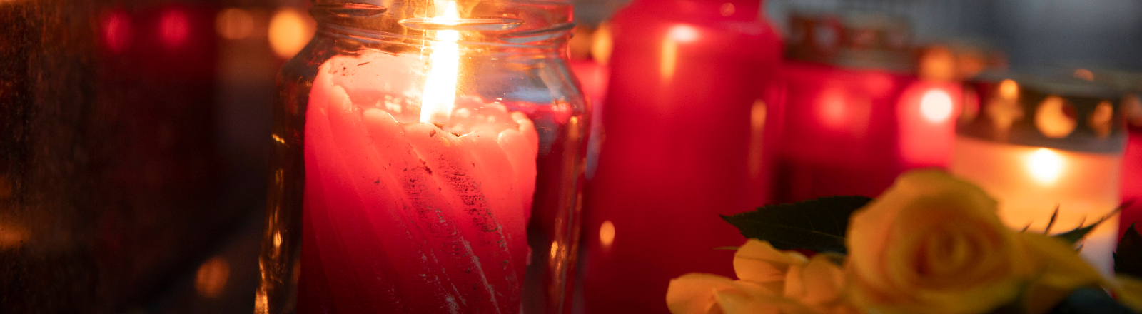 Blumen und Kerzen für die österreichische Ärztin Lisa-Maria Kellermayr. Sie hat sich am 29. Juli 2022 in ihrer Praxis das Leben genommen.