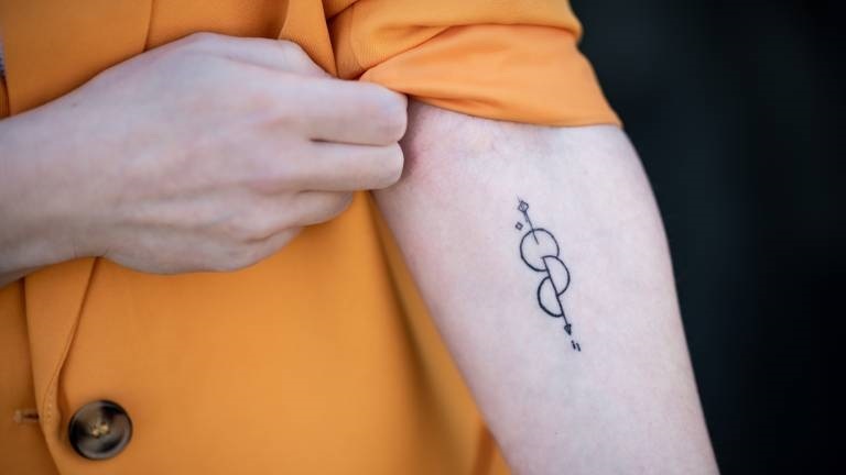Eine Person hat sich das Organspende-Tattoo auf den Unterarm stechen lassen.