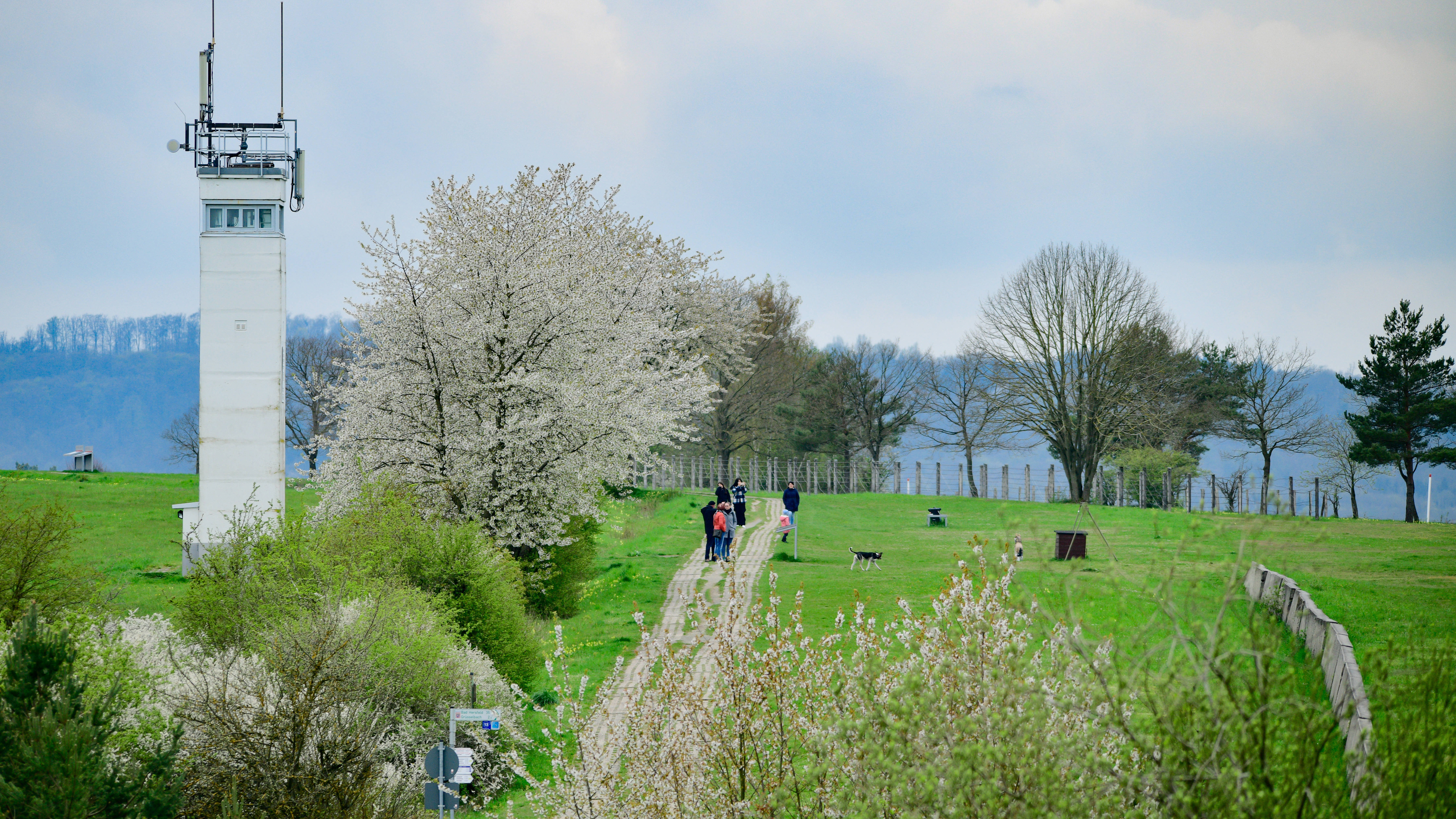 ehemaliger Grenzturm der DDR Grenztruppen am Point Alpha in der Rhön zwischen Thüringen und Hessen