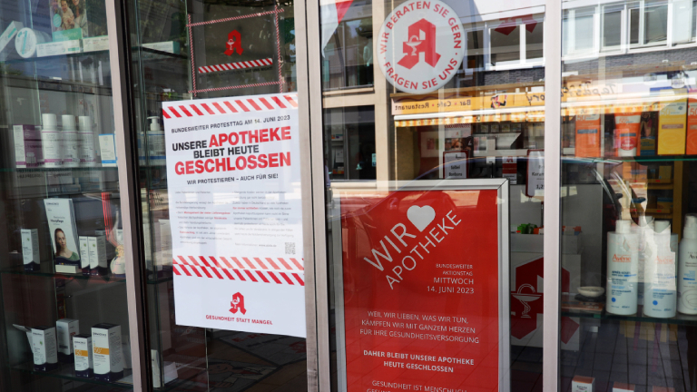 Aushang in einer Apotheke in Nordrhein-Westfalen zum Protest am 14.6.23