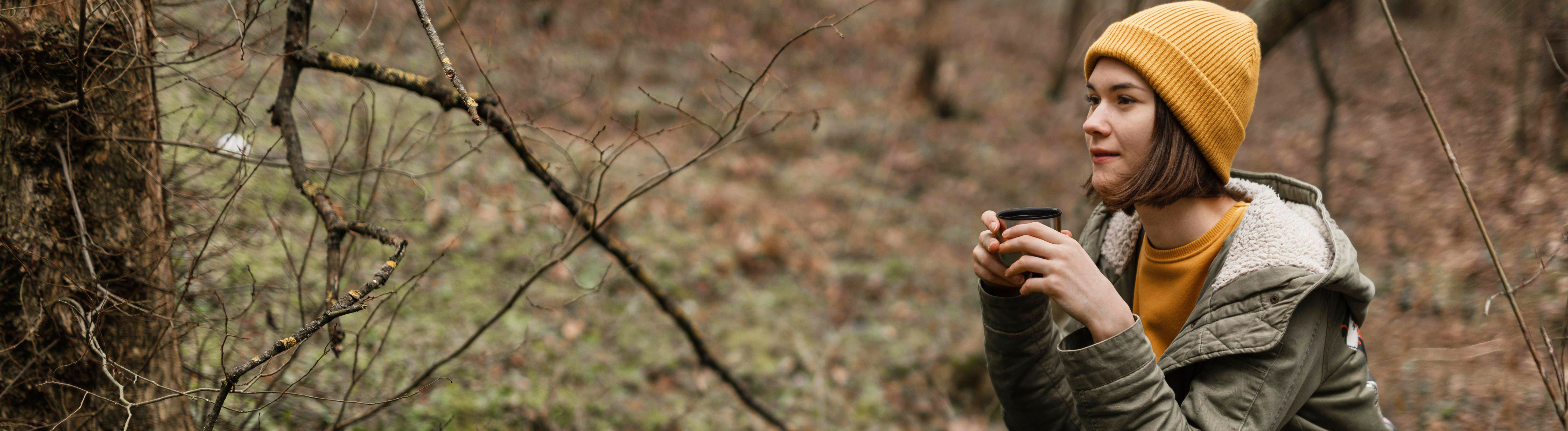 Vollbild Frau sitzend Gras