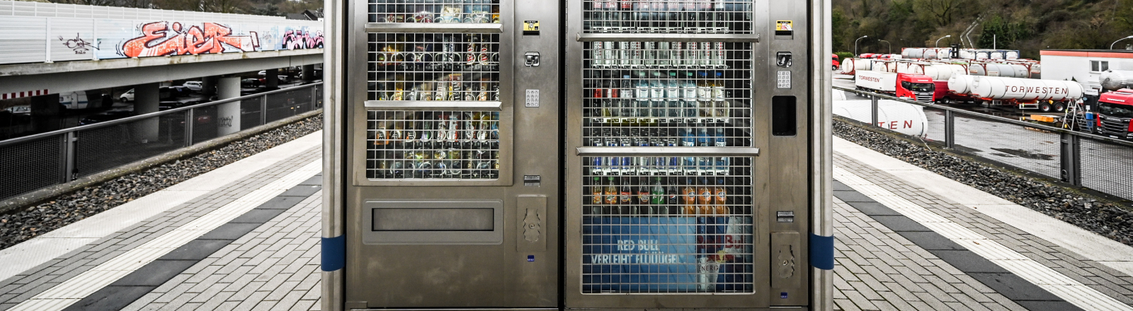 Sicherheit geht vor: Verrammelt und verriegelt steht ein Snack-Automat auf einem Bahnsteig im Essener Stadtteil Kupferdreh. Aufgenommen am 9. Februar 2024.