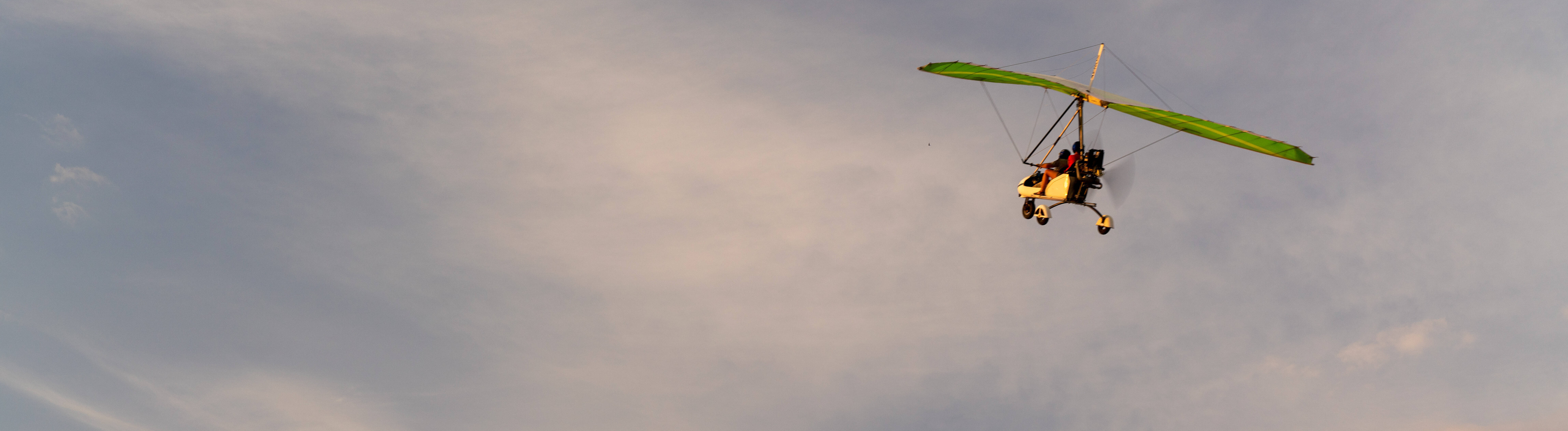 Ein Propellerflugzeug fliegt am Abendhimmel.