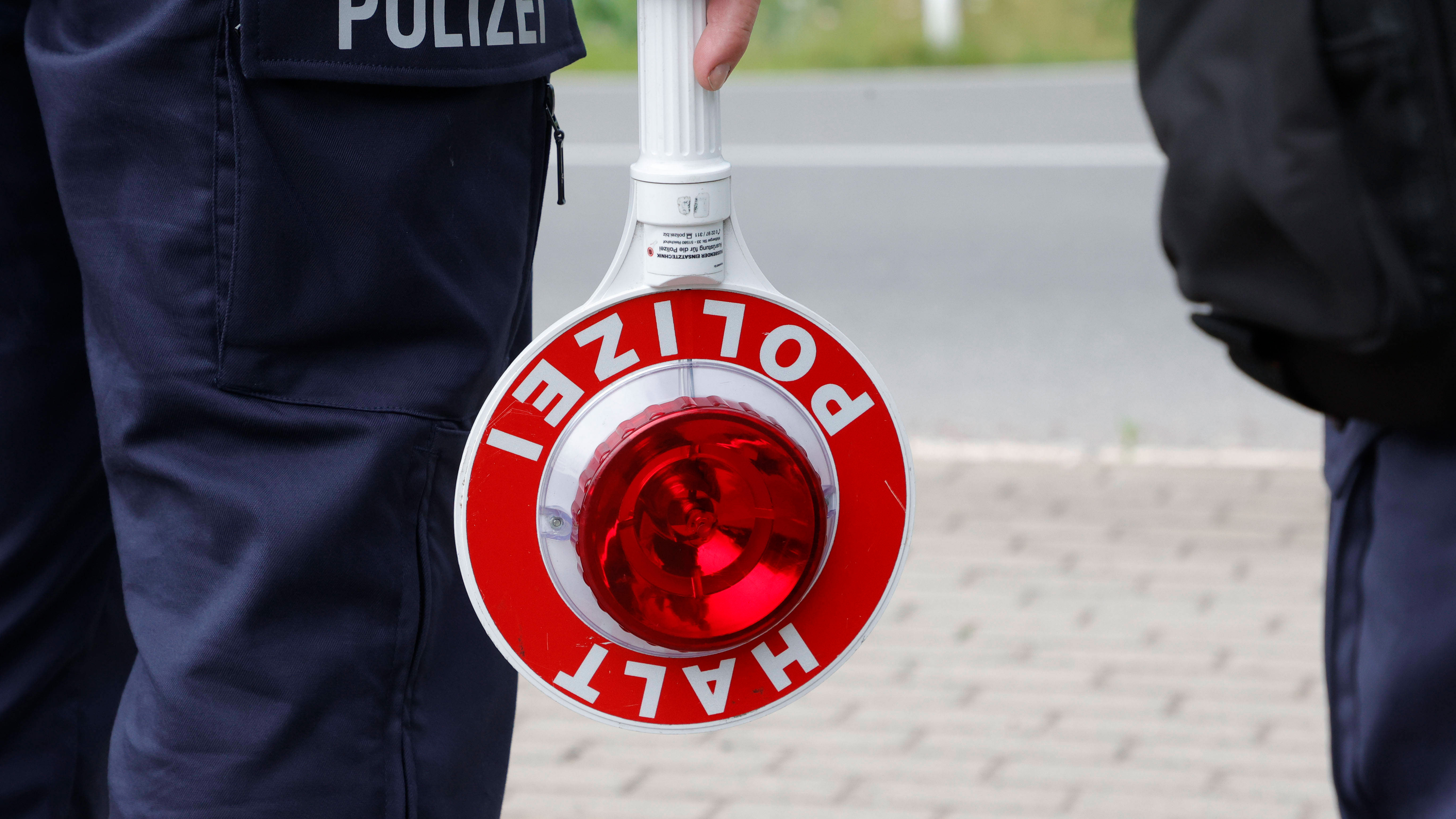 Polizeikontrolle mit Kelle in Chemnitz.