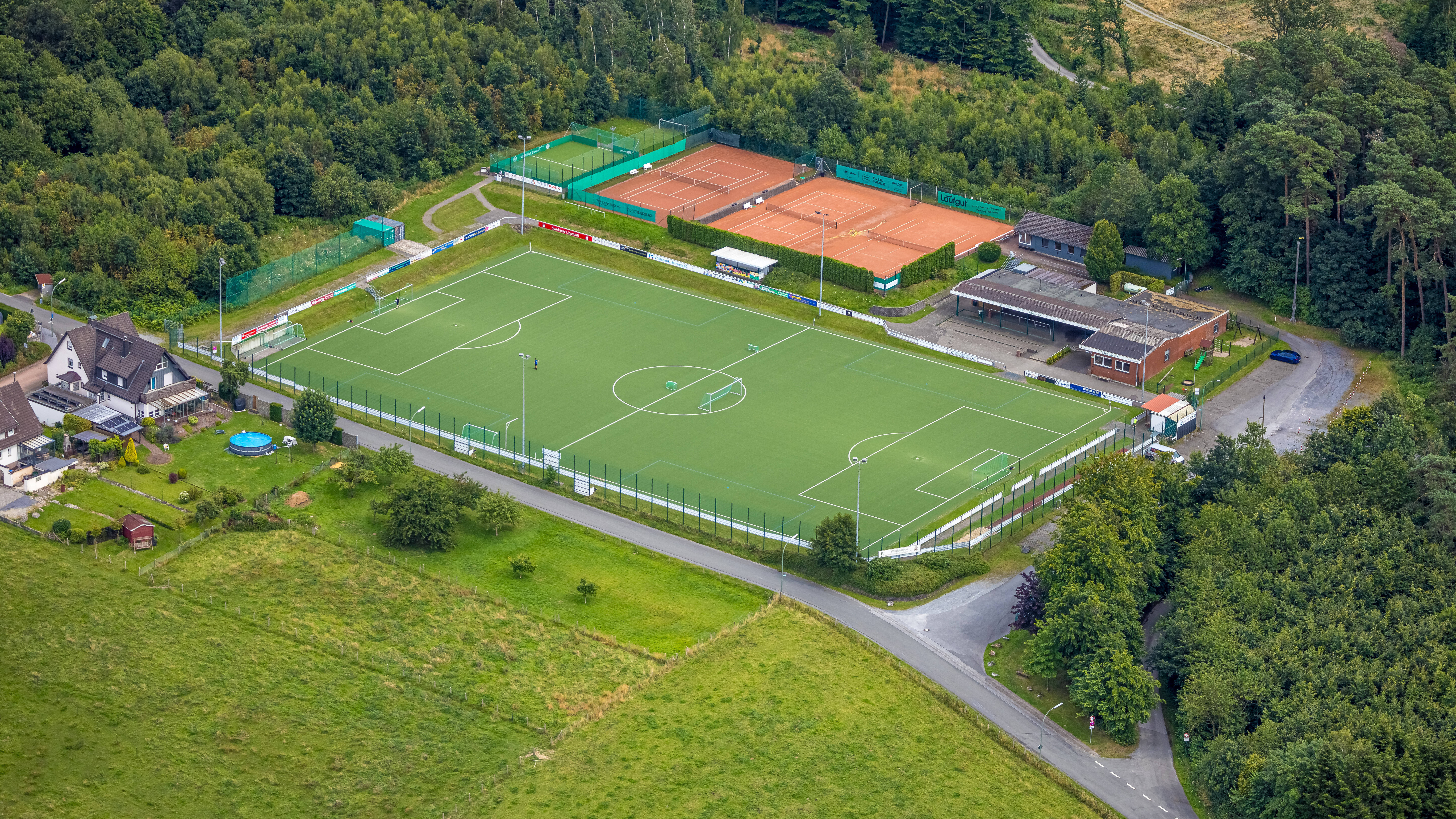 Fußballstadion in ländlicher Gegend aus der Luft fotografiert