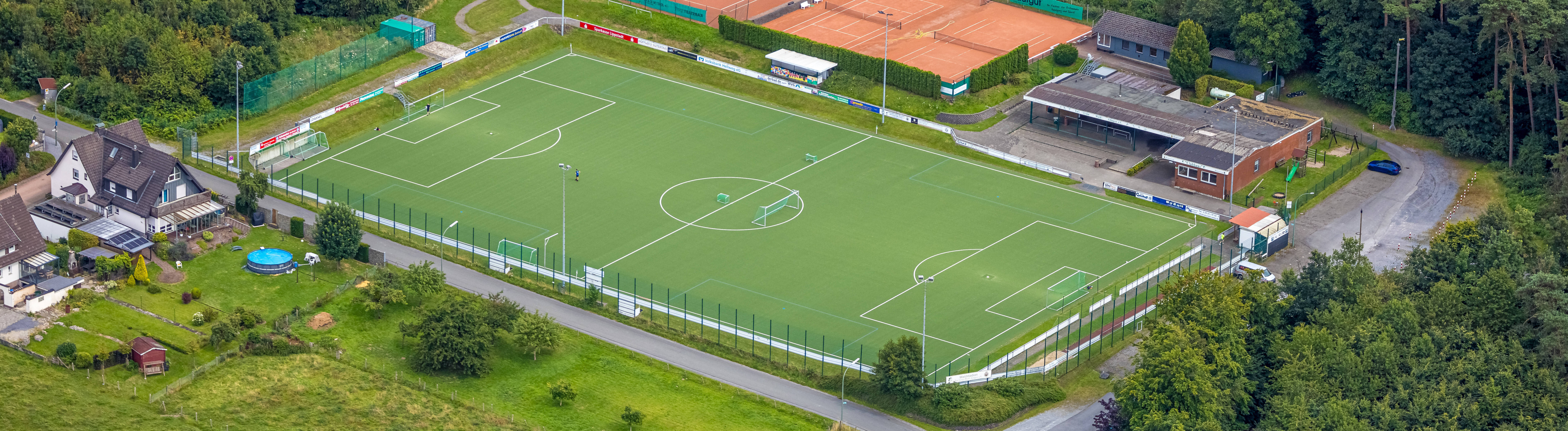 Fußballstadion in ländlicher Gegend aus der Luft fotografiert