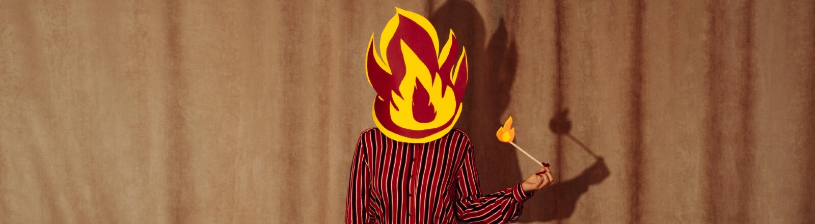Eine Frau mit einer Flamme , die ihr Gesicht verdeckt und einem Streichholz, das entzündet ist.