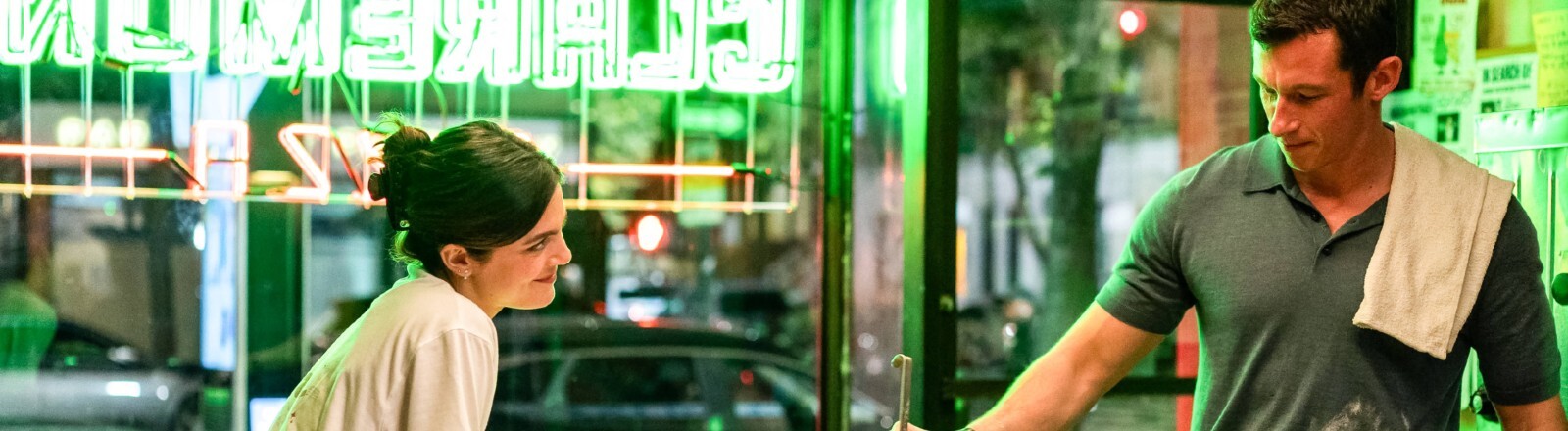Callum Turner und Monica Barbaro im Film "One Night Only" (2026)