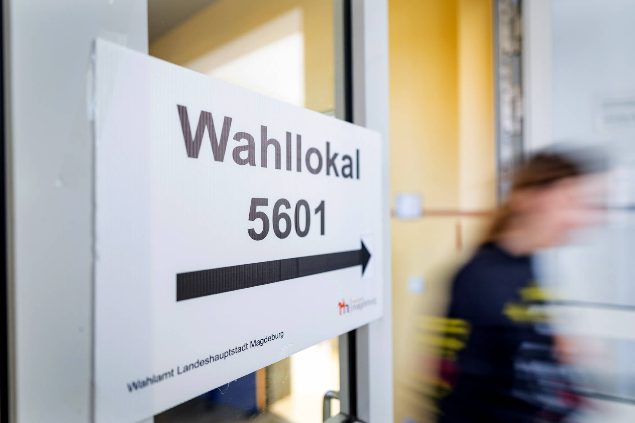Landtagswahl in Sachsen-Anhalt: Eine Person in einem Wahllokal