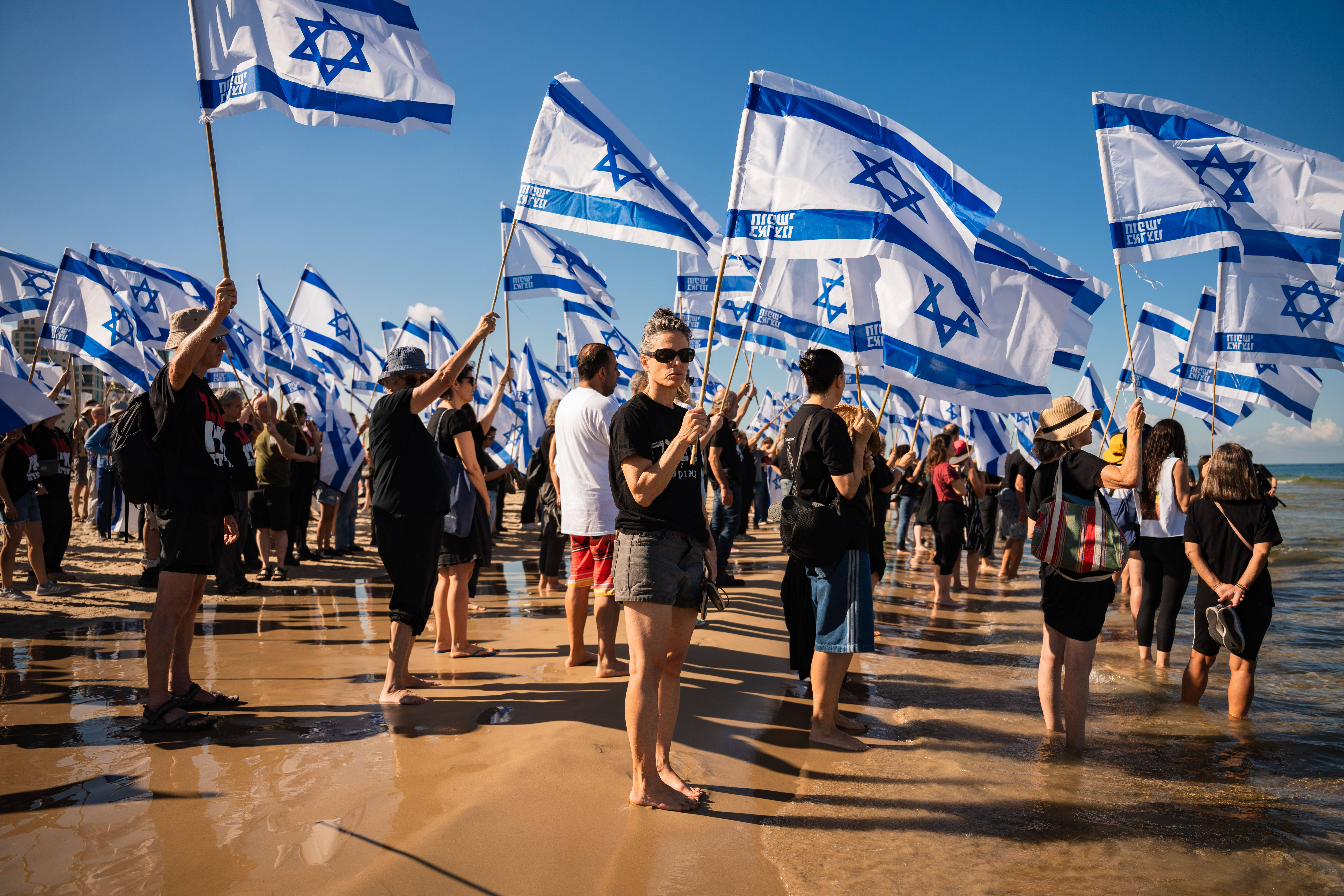 Aktivisten protestieren am 7. Oktober 2026 gegen die israelische Regierung