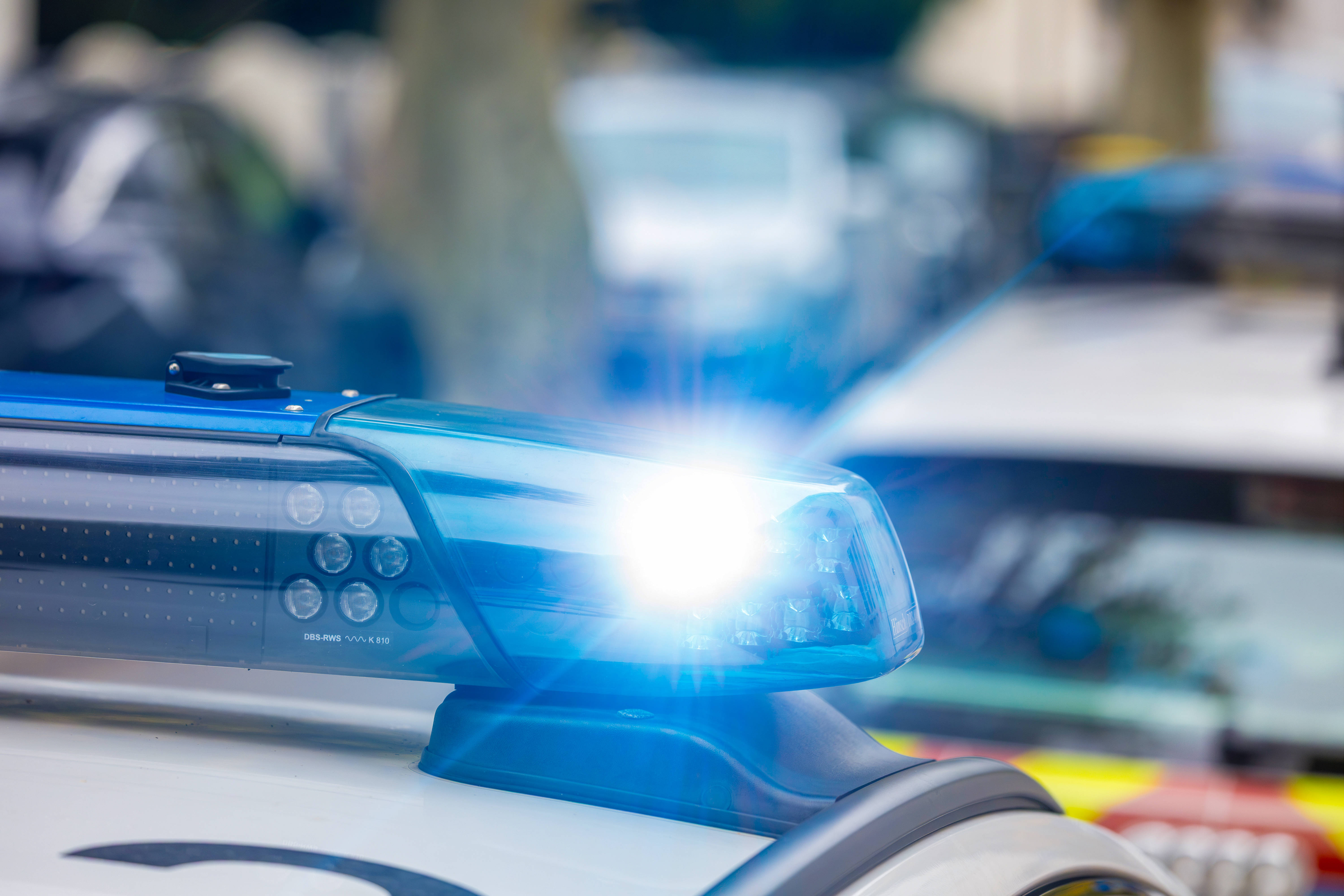 Nahaufnahme von einem Blaulicht an einem Polizeiauto (digital nachbearbeitet)