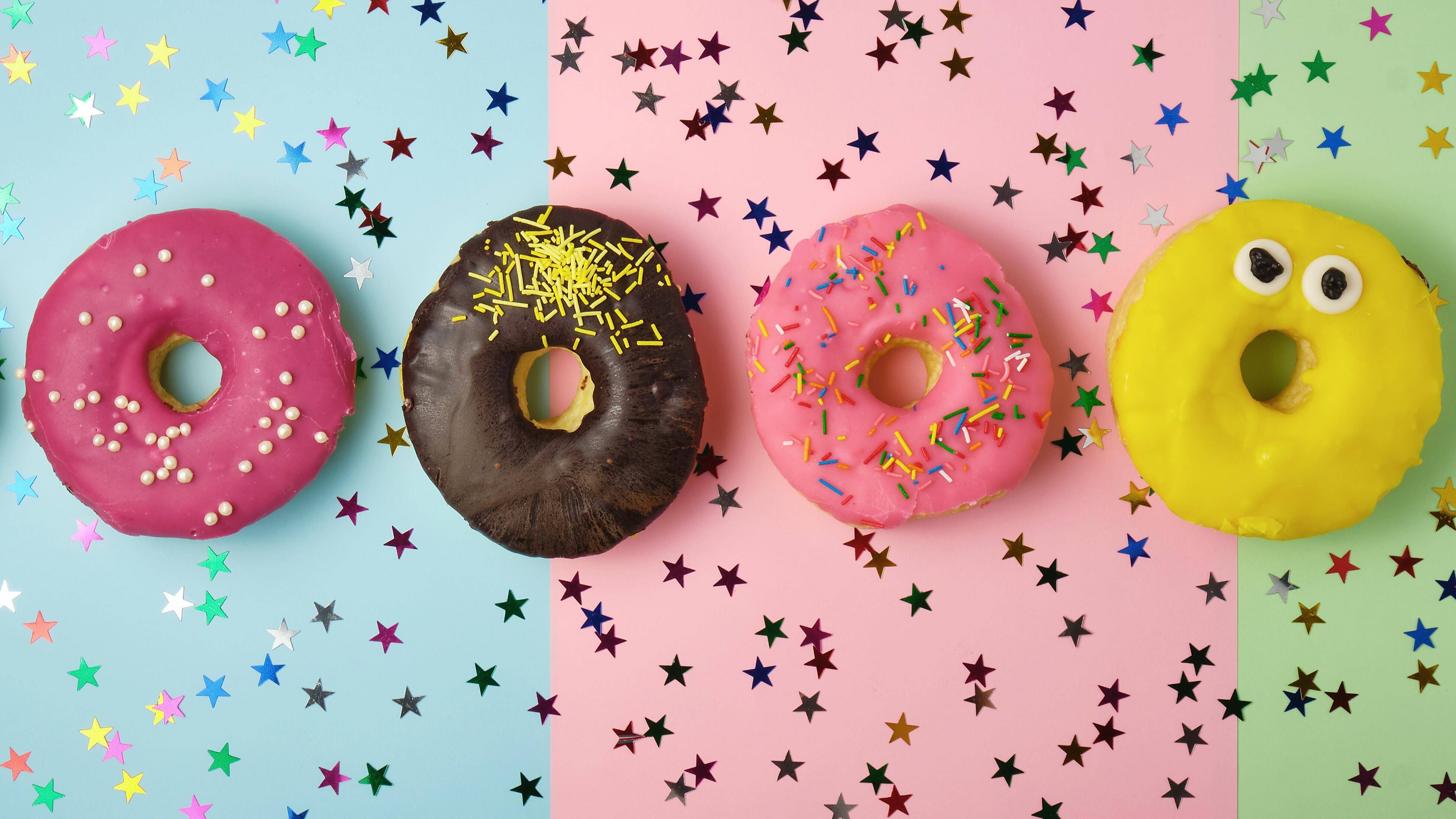 Fünf verschiedene Donuts