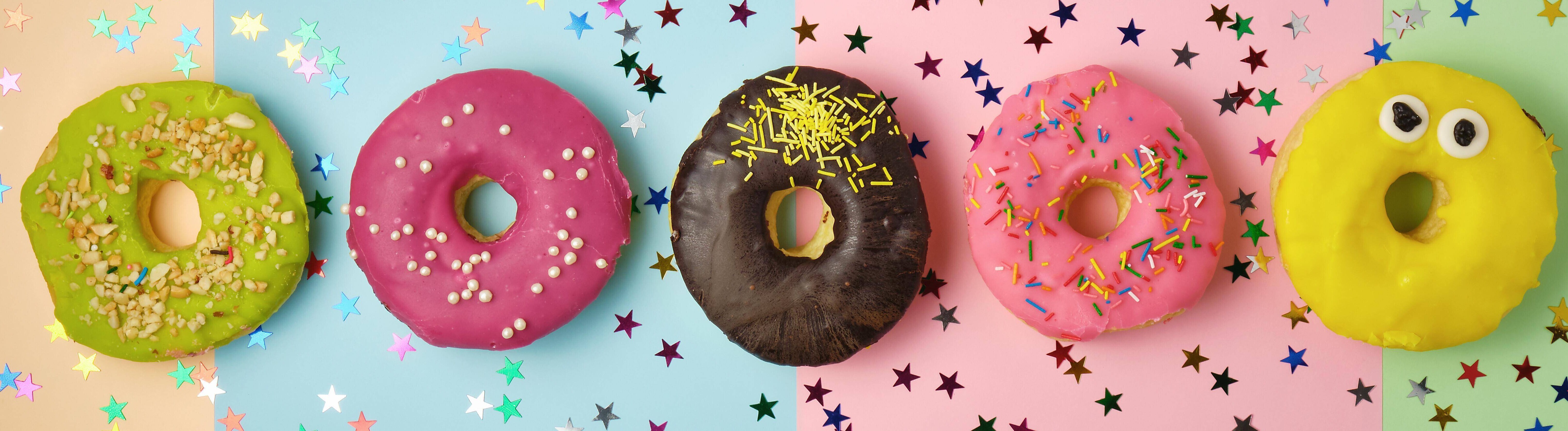 Fünf verschiedene Donuts