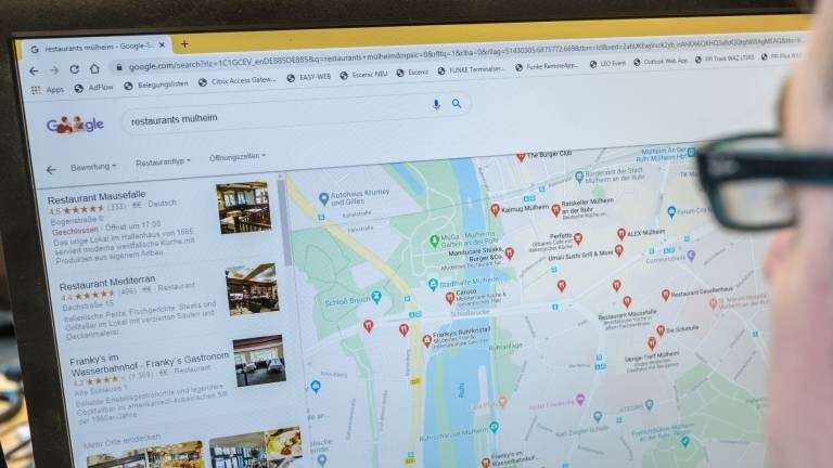 Eine Person schaut sich Google-Bewertungen an.