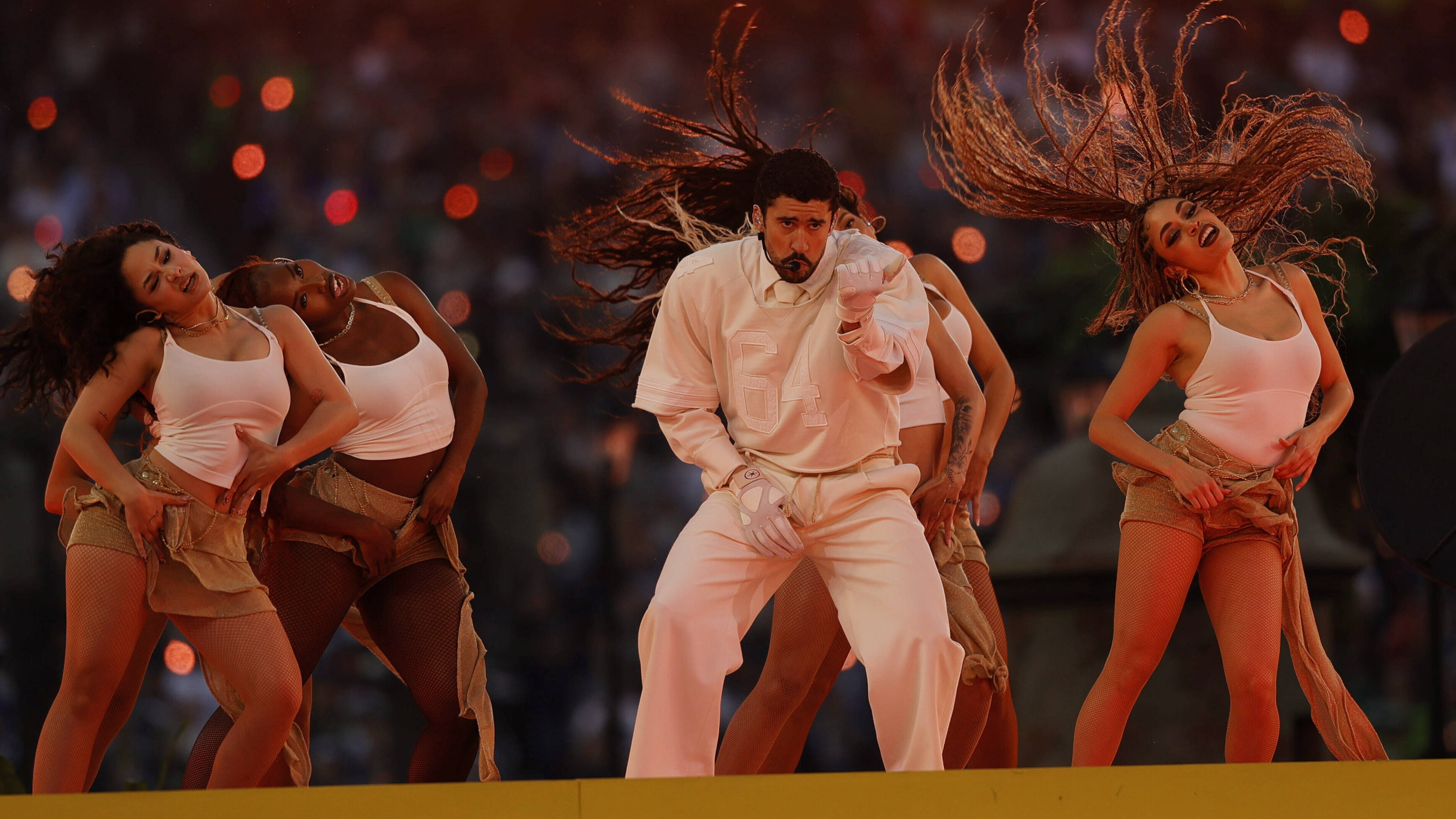 Bad Bunny auf der Bühne mit Tänzerinnen bei der Half Time Show beim Super Bowl