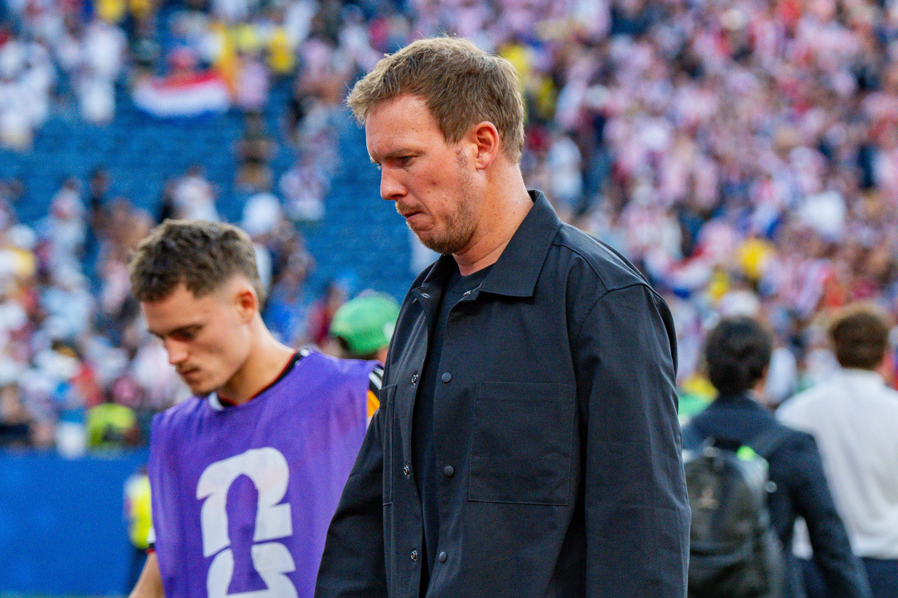 FIFA Fussball Weltmeisterschaft 2026: Sechszehntelfinale, Deutschland gegen Paraguay am 29.06.2026 im Boston Stadium. Deutschland-Trainer Julian Nagelsmann läuft enttäuscht und unzufrieden vom Platz. Florian Wirtz ist im Hintergrund zu sehen.