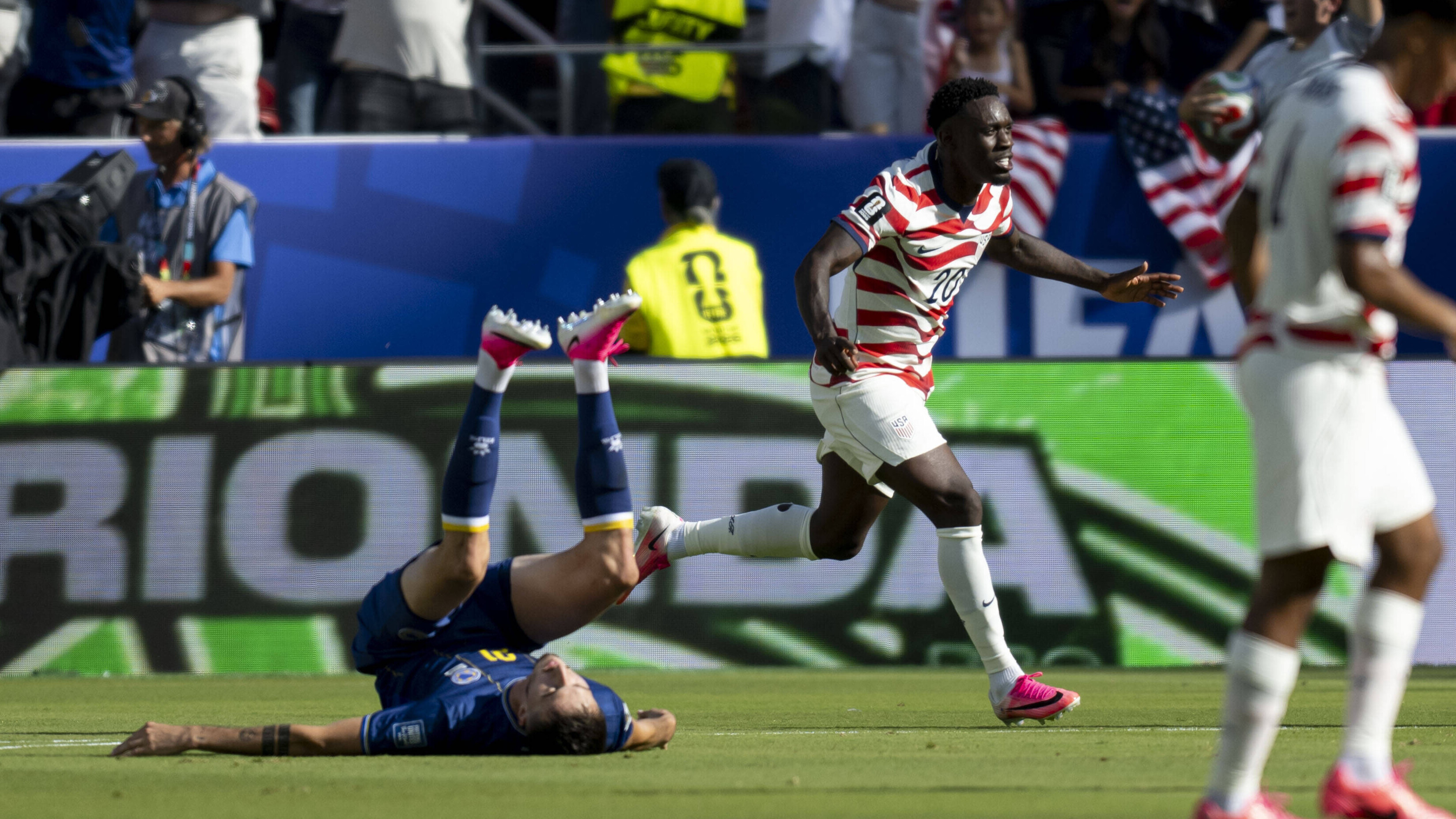 Er wird trotz roter Karte spielen: US-Stürmer Folarin Balogun feiert am 01.07.2026 während der WM ein Tor gegen Bosnien