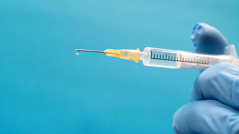 Eine Spritze mit einer Flüssigkeit