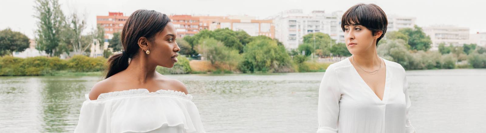 Zwei Frauen stehen nebeneinander und schauen sich ernst an