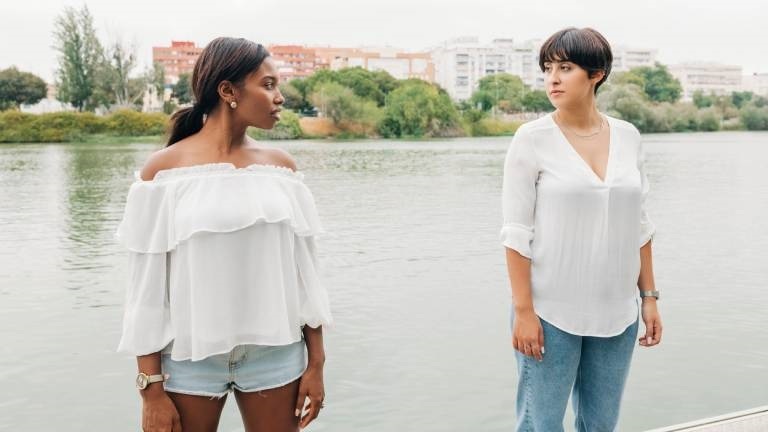 Zwei Frauen stehen nebeneinander und schauen sich ernst an