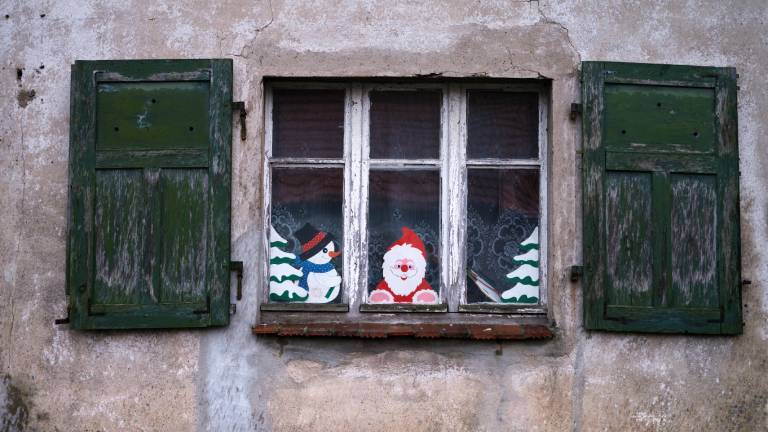 Weihnachtsdekoration an einem Fenster in Brandenburg, 2021