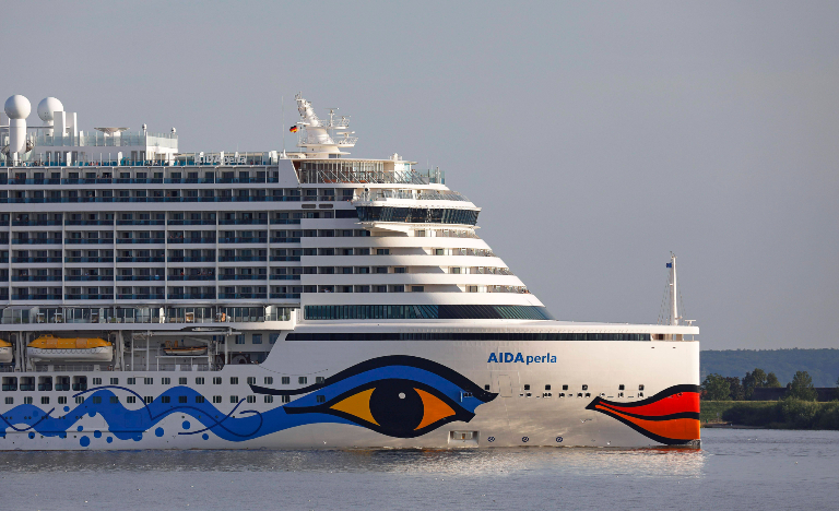 Kreuzfahrtschiff AIDA Perla verlässt den Hamburger Hafen auf der Elbe, Wedel, Schleswig-Holstein, Deutschland, Europa