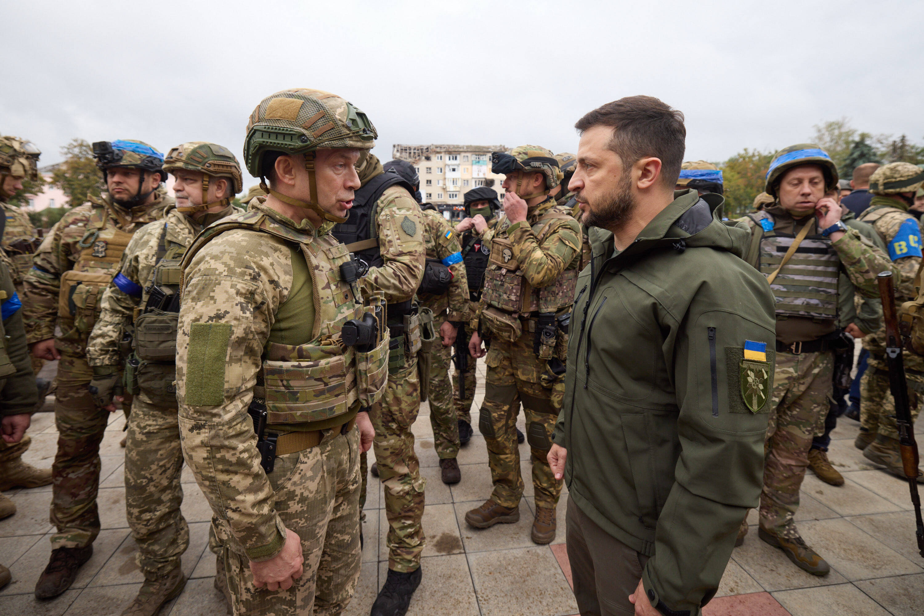 Der bisherige ukrainische Armeechef Oleksander Syrskyi (links) und Präsident Wolodymyr Selenskyj (links)