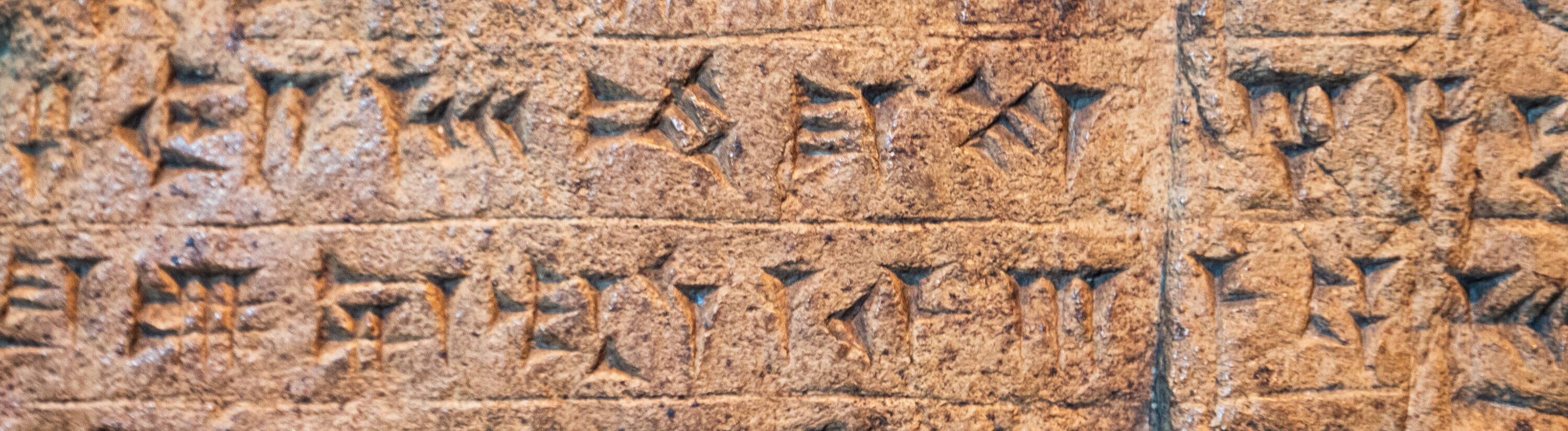 Antike assyrische und sumerische Keilschrift-Gravur auf einem Stein aus Mesopotamien.
