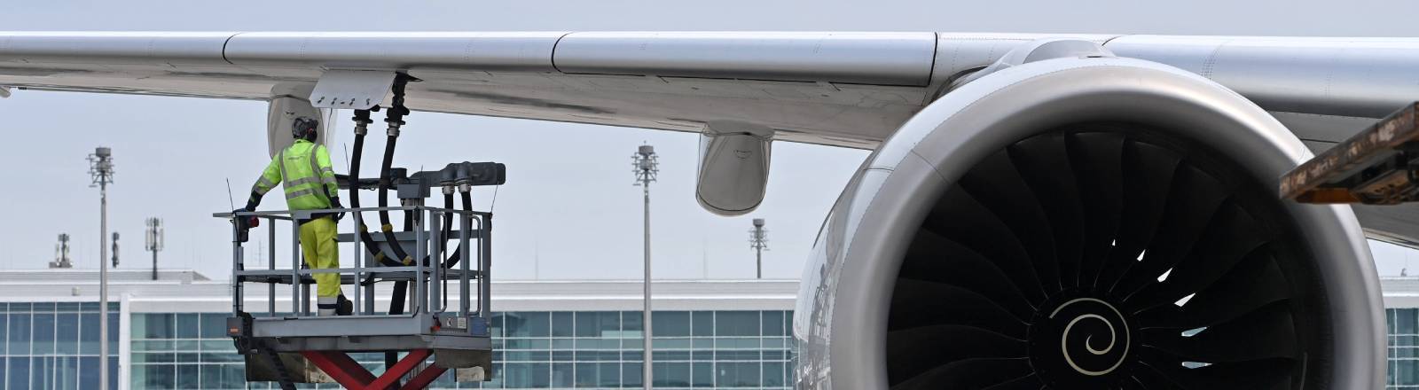 Ein Flugzeug am Münchner Flughafen wird betankt