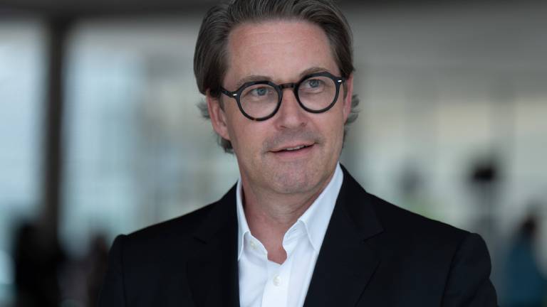 Der ehemalige Verkehrsminister Andreas Scheuer (CSU) trägt eine schwarz umrandete Brille, ein weißes Hemd, schwarzes Jacket und blickt freundlich in die Kamera.