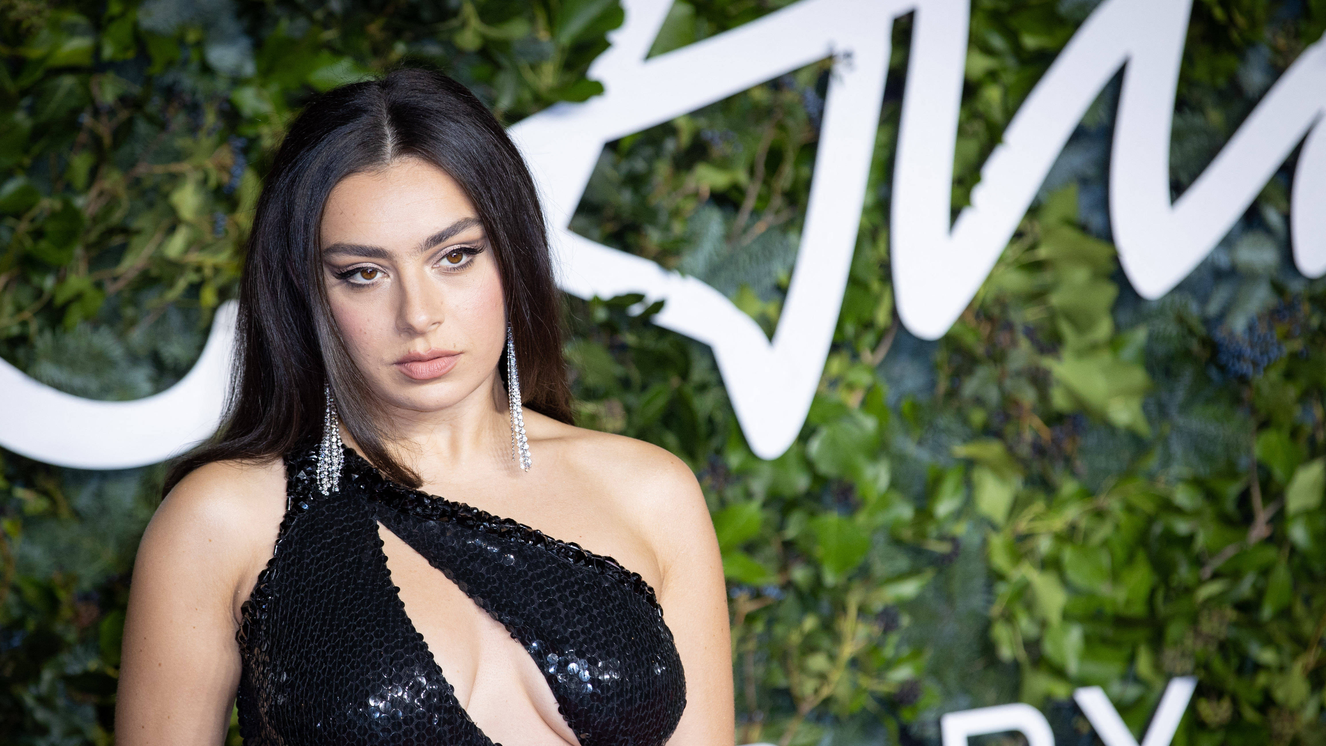 Charlie XCX auf dem roten Teppich des Fashion Awards 2021