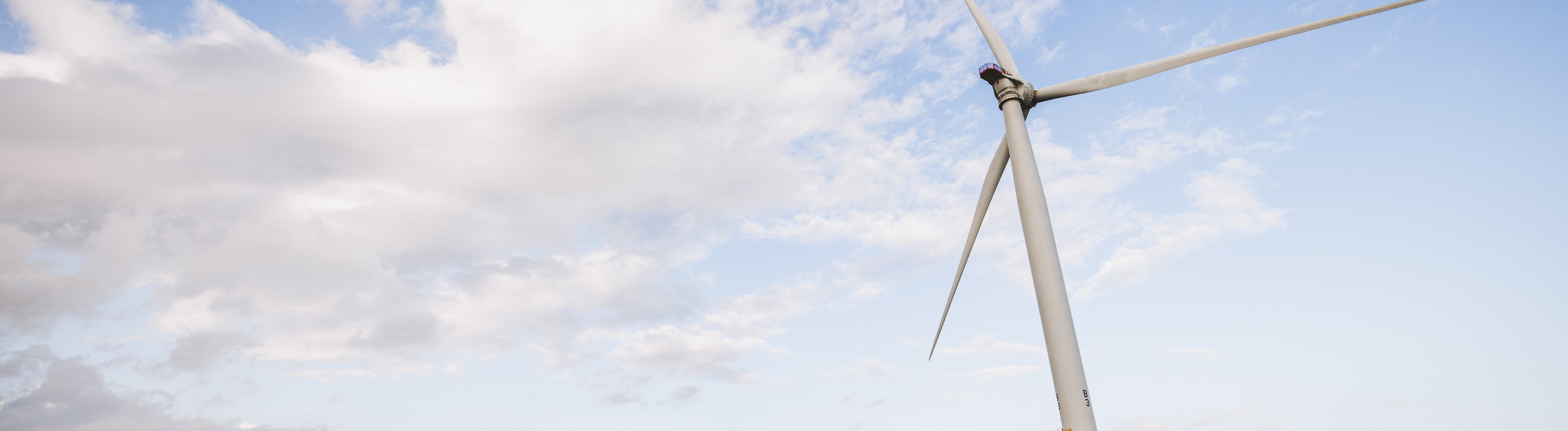 Eine Offshore-Windkraftanlage im US-Bundesstaat Rhode Island steht auf gelben Pfeilern schräg im Meer.