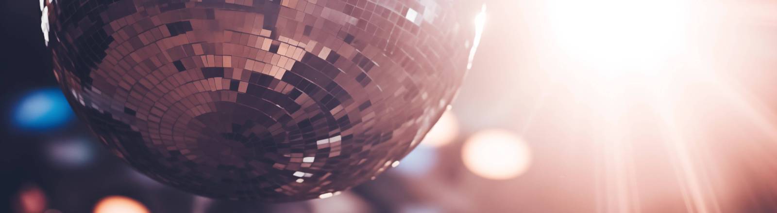 Eine beleuchtete Discokugel