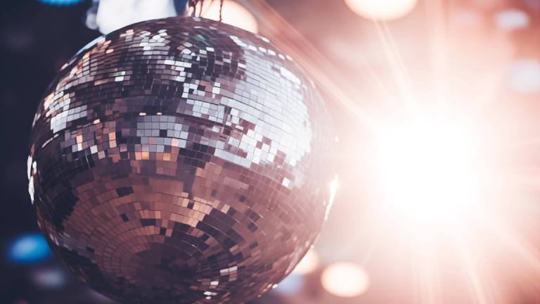 Eine beleuchtete Discokugel