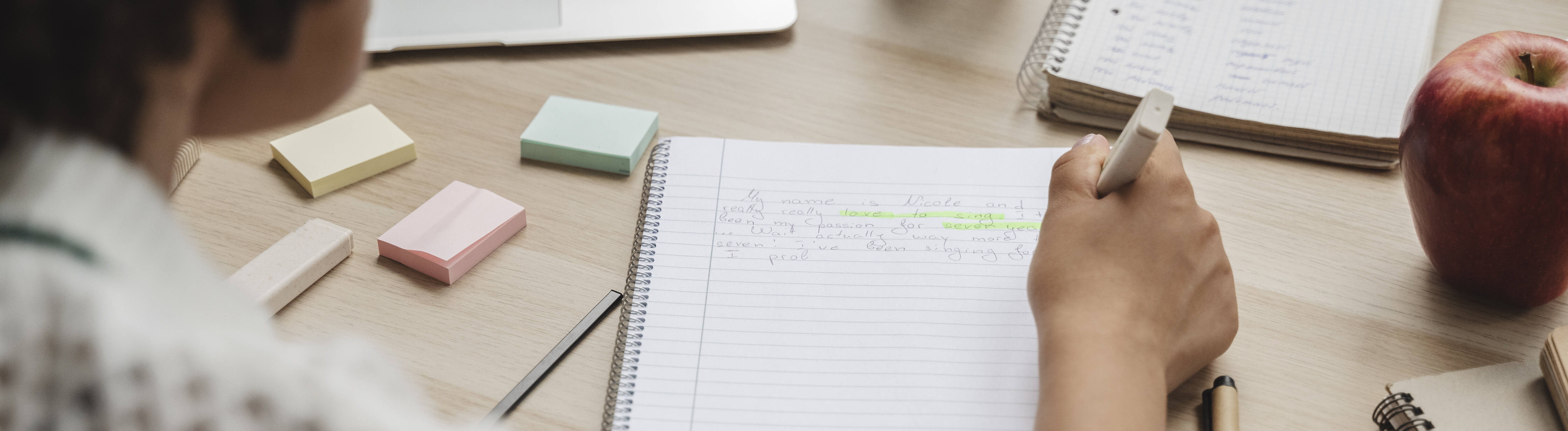 Teenager schreibt eine Liste