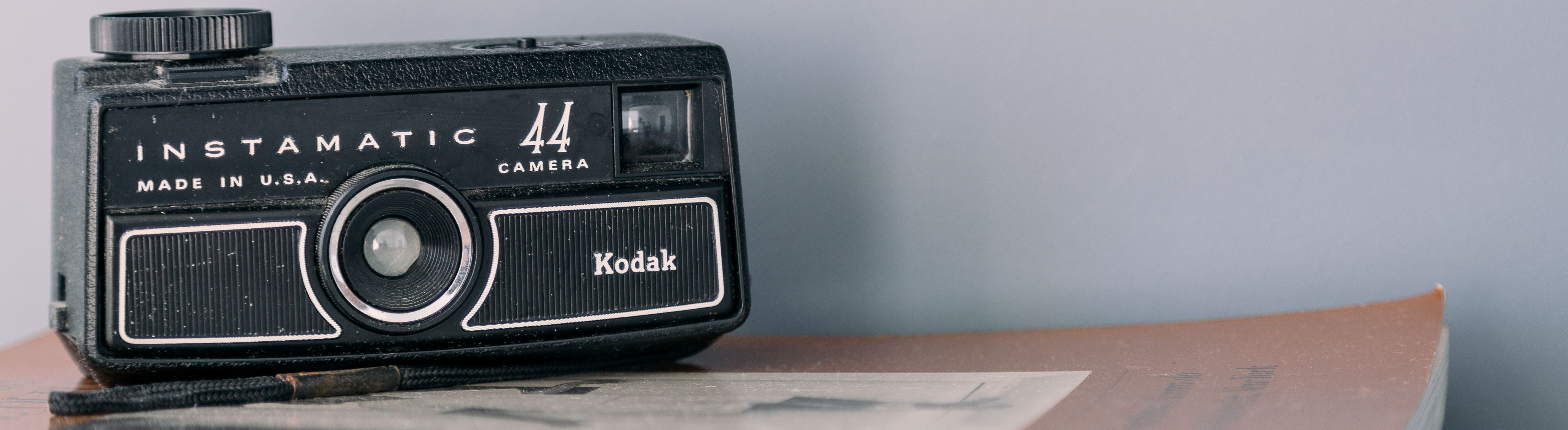 Eine alte Kodak Instamatic 44 auf einem Bücherstapel.