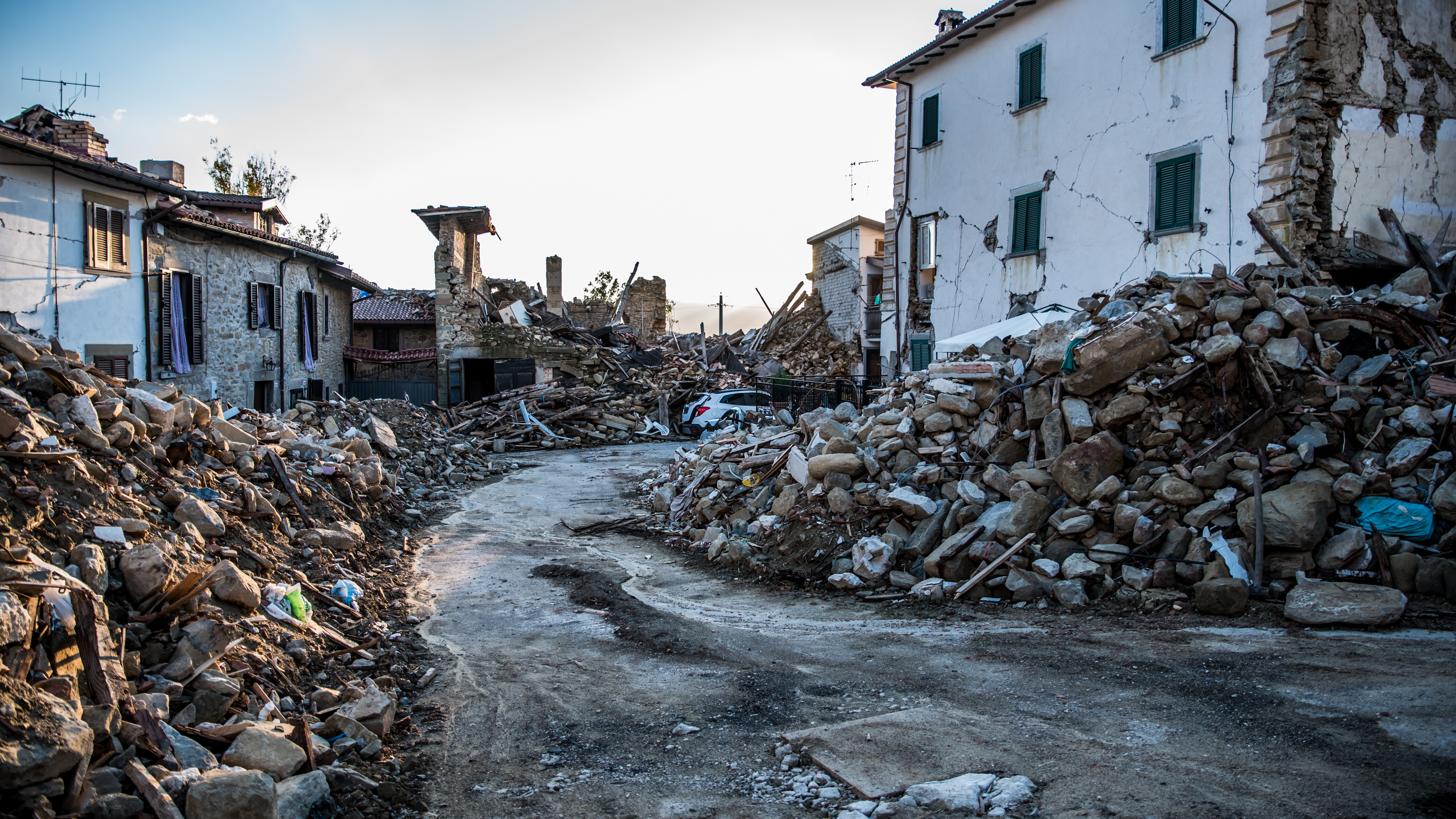 Ruinen in einer Straße des italienischen Ortes Amatrice, die durch ein Erdbeben im Jahr 2016 entstanden sind