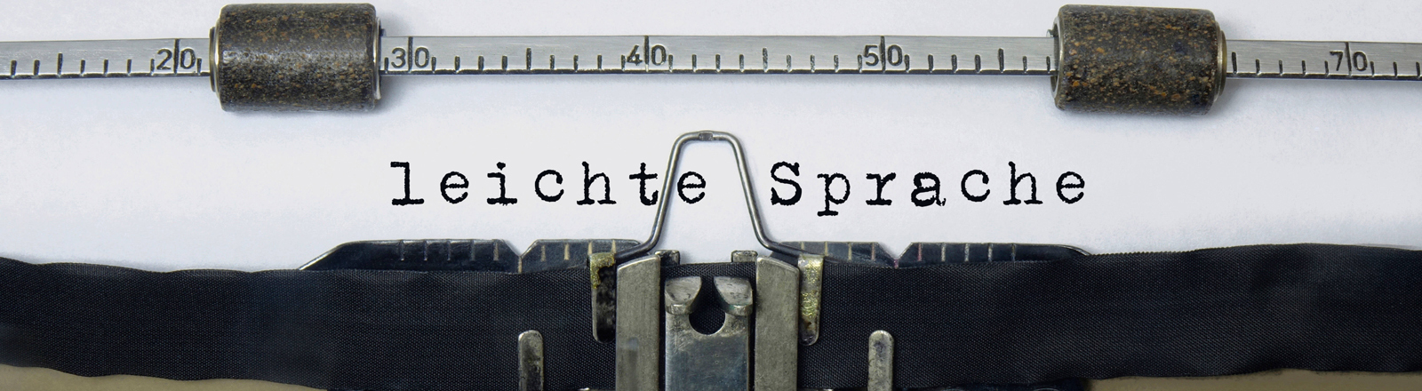 Schreibmaschine mit Schriftzug leichte Sprache