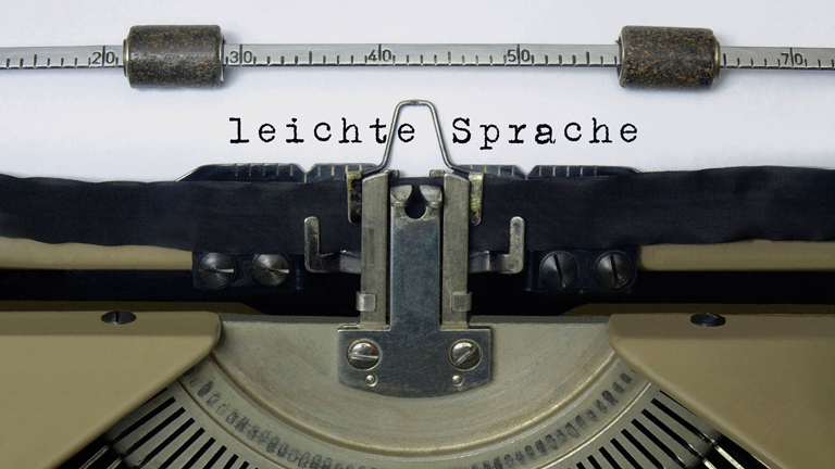 Schreibmaschine mit Schriftzug leichte Sprache