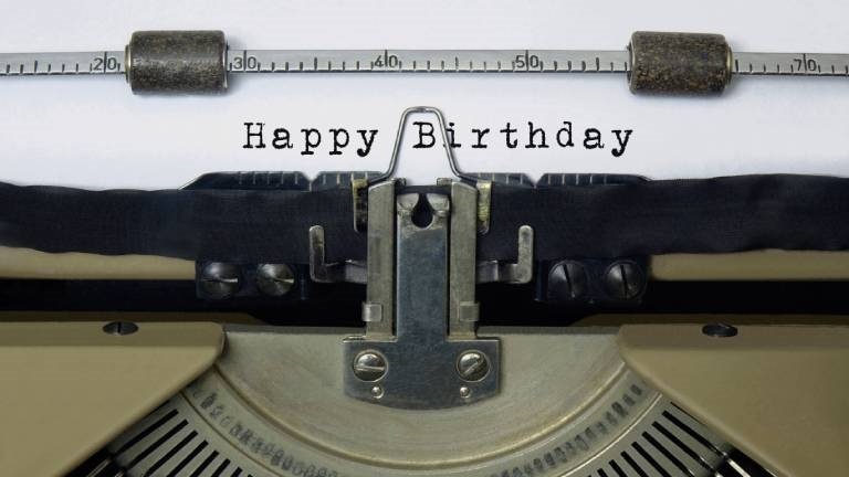 Schreibmaschine mit Schriftzug Happy Birthday