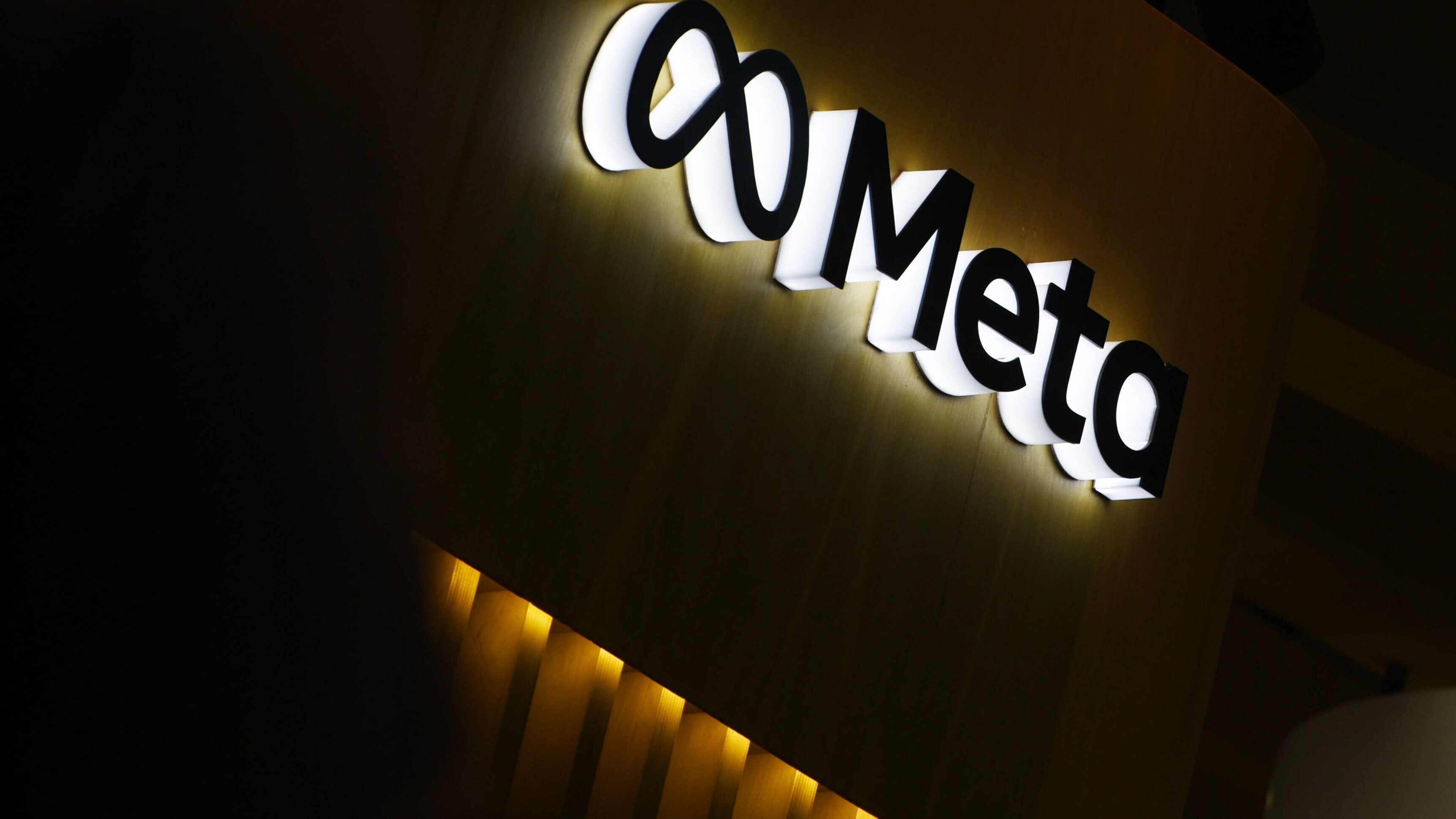 Meta Logo auf einem Gebäude bei Nacht