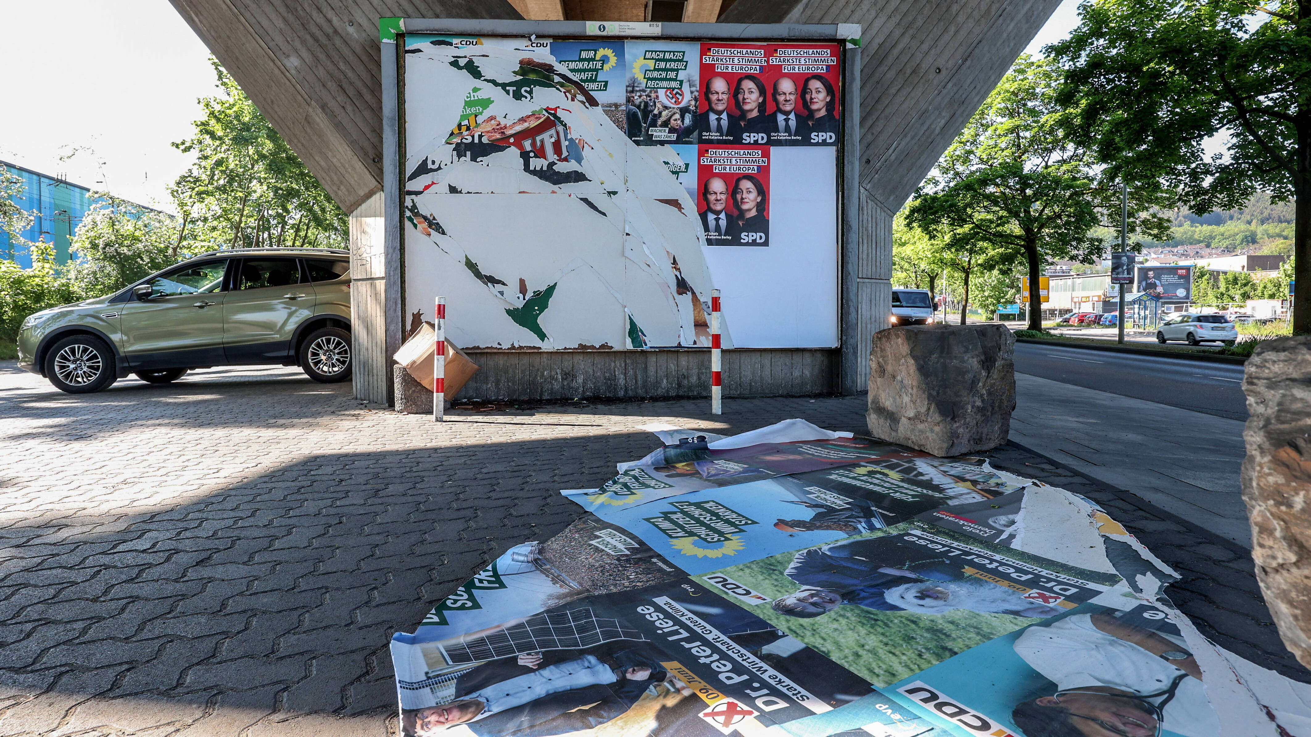 Zerstoerte (Zerstörte) Wahlplakate zur Europawahl 2024 in Geisweid. Europawahlkampf im Siegerland am 09.05.2024 in Siegen Deutschland. *** Destroyed Destroyed election posters for the European elections 2024 in Geisweid European election campaign in Siegerland on 09 05 2024 in Siegen Germany