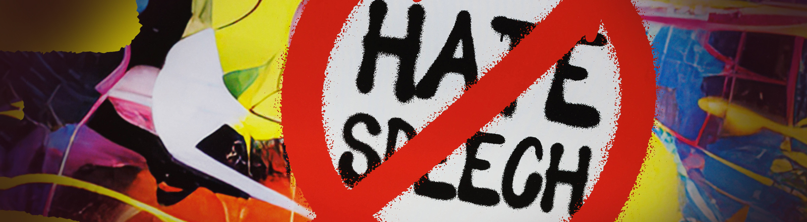 Foto eines bunten Plakats im Graffiti-Stil auf dem in roter Faden ein Stoppzeichen gesprüht ist, auf dem "Hate Speech" steht
