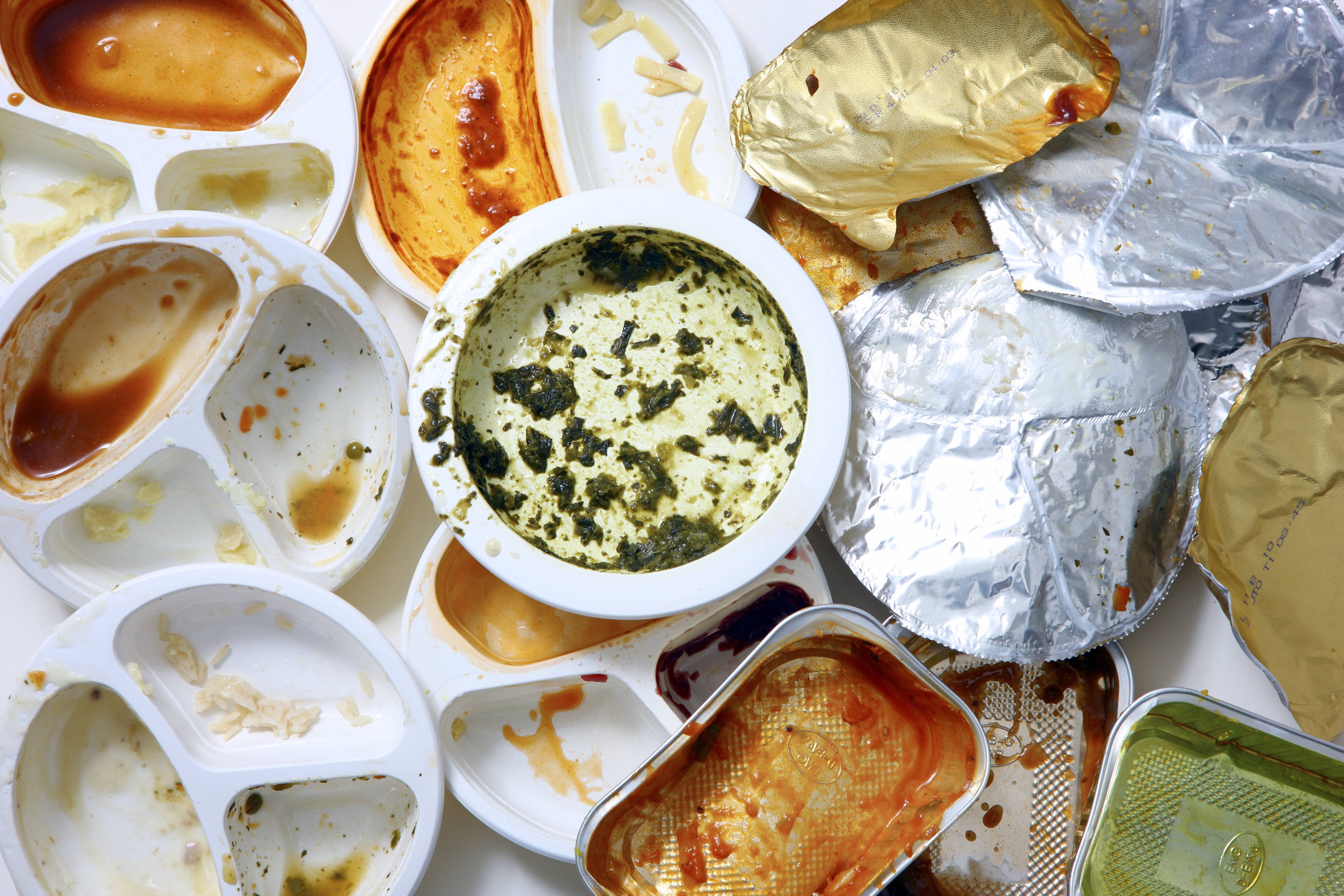 Verpackungsreste von Fertigmahlzeiten, Fertiggerichte, Plastik und Aluminium Müll - Convenience Food