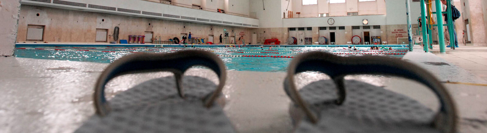 Flip Flops in einer öffentlichen Schwimmhalle