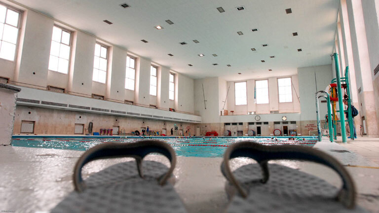 Flip Flops in einer öffentlichen Schwimmhalle